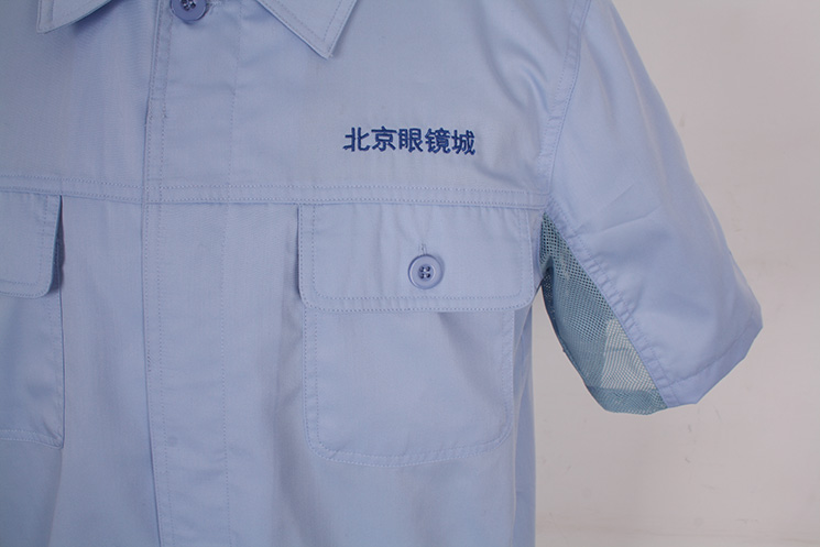 前胸平貼兜帶兜蓋，腋下使用透氣網